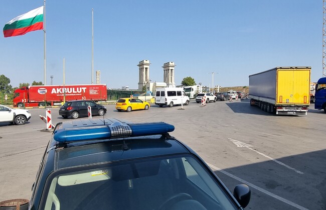 Повече от 12 часа изчакват шофьорите на камиони да минат "Дунав мост" при Русе