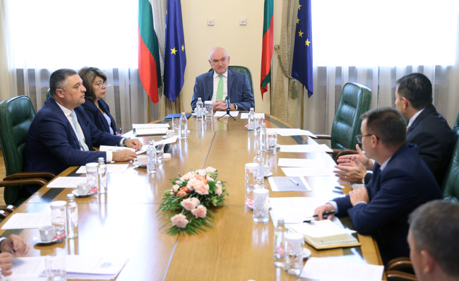 По разпореждане на премиера Главчев НАП и ДАНС започват проверка на буферните паркинги по границите