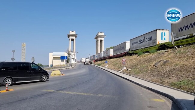 Повече от 12 часа изчакват шофьорите на камиони да минат "Дунав мост" при Русе