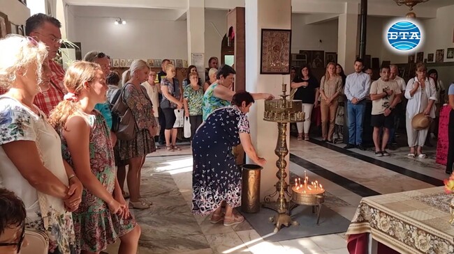 Със заупокойна молитва и молебен почетоха паметта на жертвите при наводнението в Царево преди година