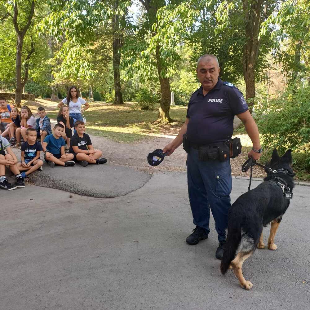 ОДМВР – Търговище: Деца от образователен център се запознаха с уменията на полицейското куче и с работата по изземане на следи от местопроизшествие