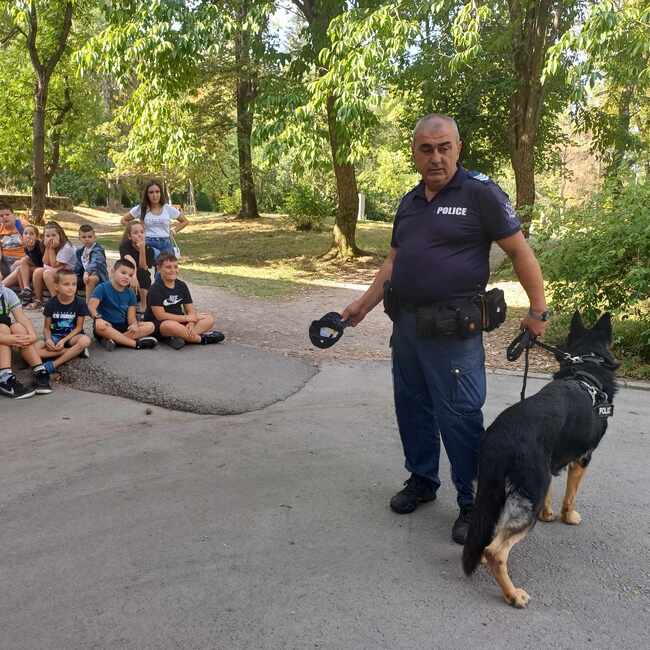 ОДМВР – Търговище: Деца от образователен център се запознаха с уменията на полицейското куче и с работата по изземане на следи от местопроизшествие