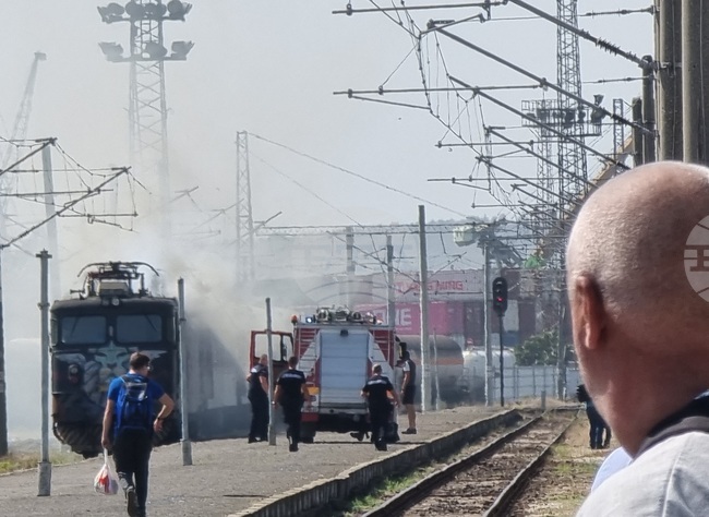 Пожарникари реагираха на сигнал за горящ локомотив на железопътната гара в Бургас