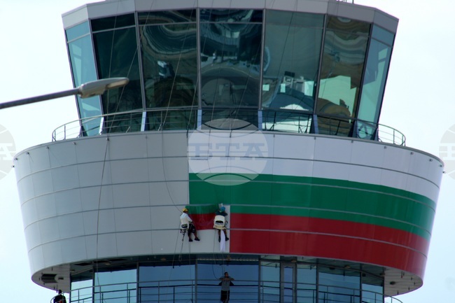 Летище "София" - контролна кула - национално знаме