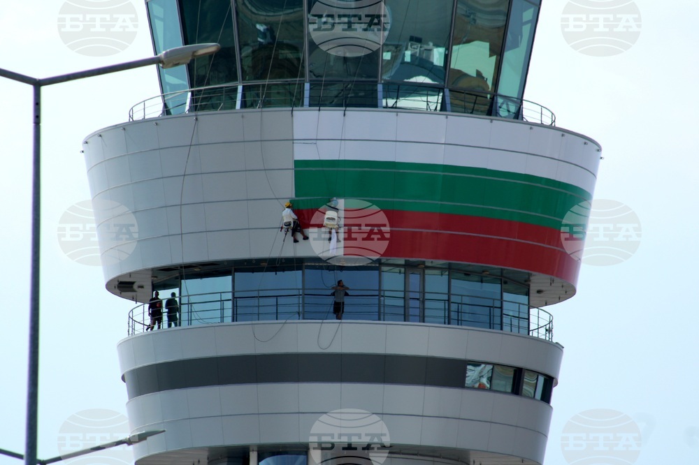 Летище "София" - контролна кула - национално знаме