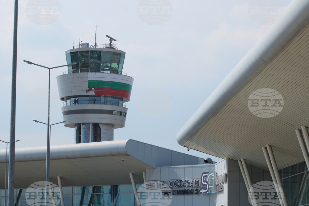 Летище "София" - контролна кула - национално знаме