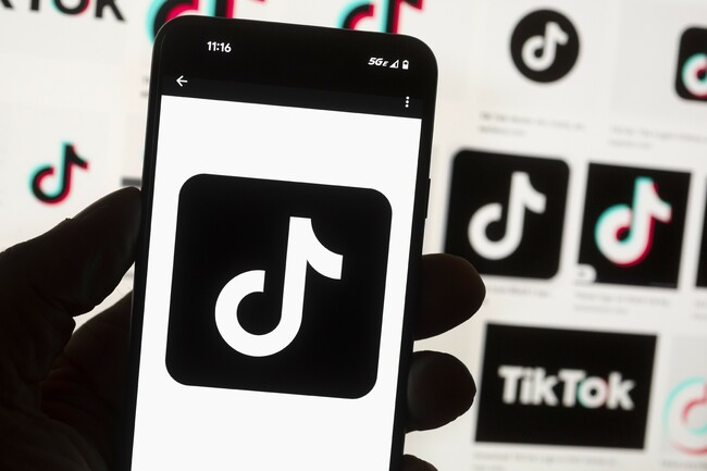 Шефът на "ТикТок" и еврокомисар Вестагер обсъдиха събирането на данни и шпионирането в интернет