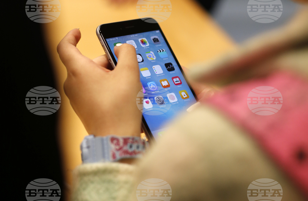 Учени установиха връзка между използването на цифрови устройства от родителите и развитието на децата