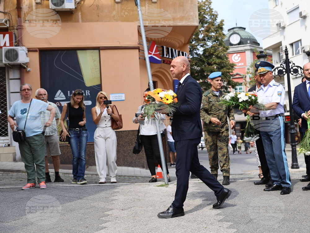 Пловдив - Ден на Съединението на България - паметна плоча на майор Райчо Николов