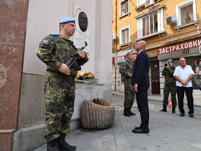 Пловдив - Ден на Съединението на България - паметна плоча на майор Райчо Николов