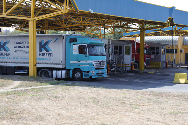 Заради ремонт през ГКПП „Станке Лисичково“ може да се преминава през ограничен брой трасета, напомнят от „Гранична полиция“