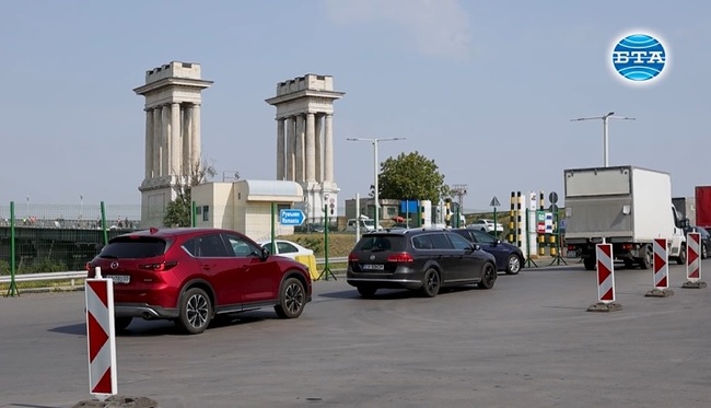 Изключително интензивен е трафикът от леки автомобили и камиони в района на „Дунав мост“ при Русе