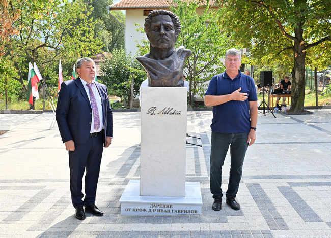 Чипровци - паметник на Васил Левски