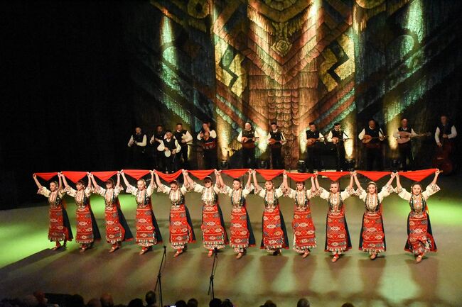 Община Благоевград: С два поредни спиращи дъха концерт-спектакли Ансамбъл „Пирин“ представи най-новия си продукт „Между девет планини“. Кметът Илко Стоянов към творците: Успяхте да върнете емблемата на Благоевград  там, където ѝ е мястото – на върха