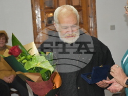 Снимка: Община Ловеч - Кметът на Ловеч поздрави лично писателя Младен Стоянов за 70-годишнния му юбилей