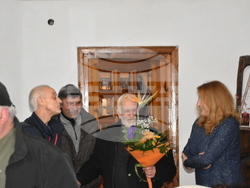 Снимка: Община Ловеч - Кметът на Ловеч поздрави лично писателя Младен Стоянов за 70-годишнния му юбилей