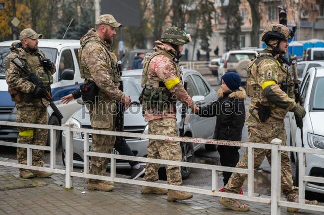 Двама убити при руски удар по Херсон; един убит и девет ранени при украинска атака срещу Донецк, съобщиха властите