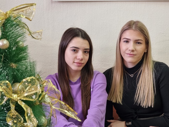 Дванайсетокласници от езиковата гимназия в Ямбол помагат на дете с детска церебрална парализа с благотворителен бал