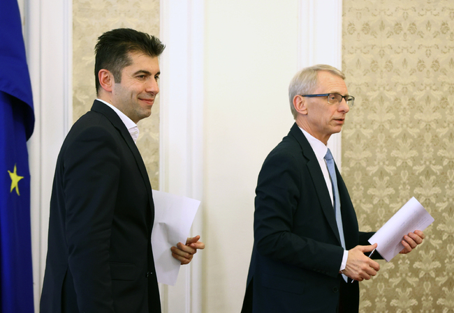 Номинираният за премиер от "Продължаваме Промяната" Николай Денков започва разговори с политическите сили в парламента