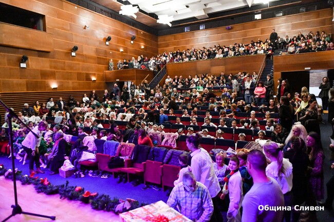 Детските градини на Сливен представиха невероятен концерт за Коледа 