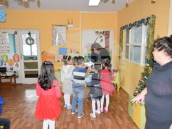 Снимка: Община Ловеч - Община Ловеч осигури коледни лакомства за 1000 деца в детските градини и ясли