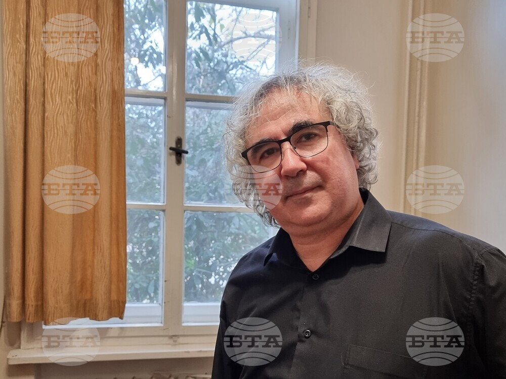 Цигуларят Веселин Демирев представя във Варна концертната програма „Церемониално, но (не) само за благородници” 