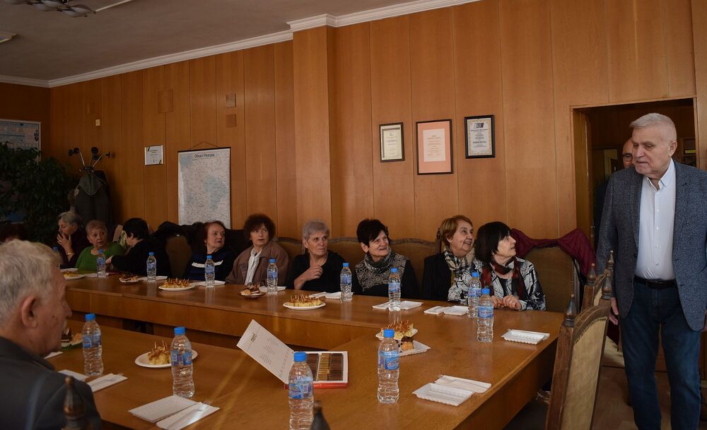 Кметът Денчо Бояджиев и заместник-кметът Добрин Добрев се срещнаха с председателите на пенсионерски клубове в Община Разград 