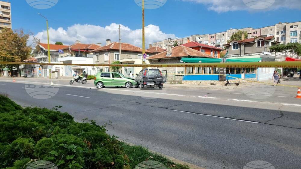 Двама неправилно пресичащи пешеходци пострадаха и предизвикаха катастрофа