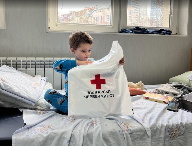 БЧК: 200 малки пациенти, лекуващи се в столични болници, получиха подаръци от Червения кръст