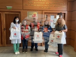Снимка: Пресцентър БЧК - подаръци от Червения кръст