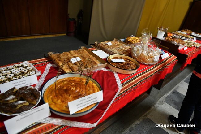 С кулинарна изложба и концерт читалищата поздравиха сливналии за Коледа