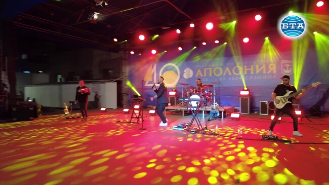 В десетия ден на „Аполония“ публиката чу премиерно изпълнения на арфистката Сузана Клинчарова и пя с Графа любими песни 