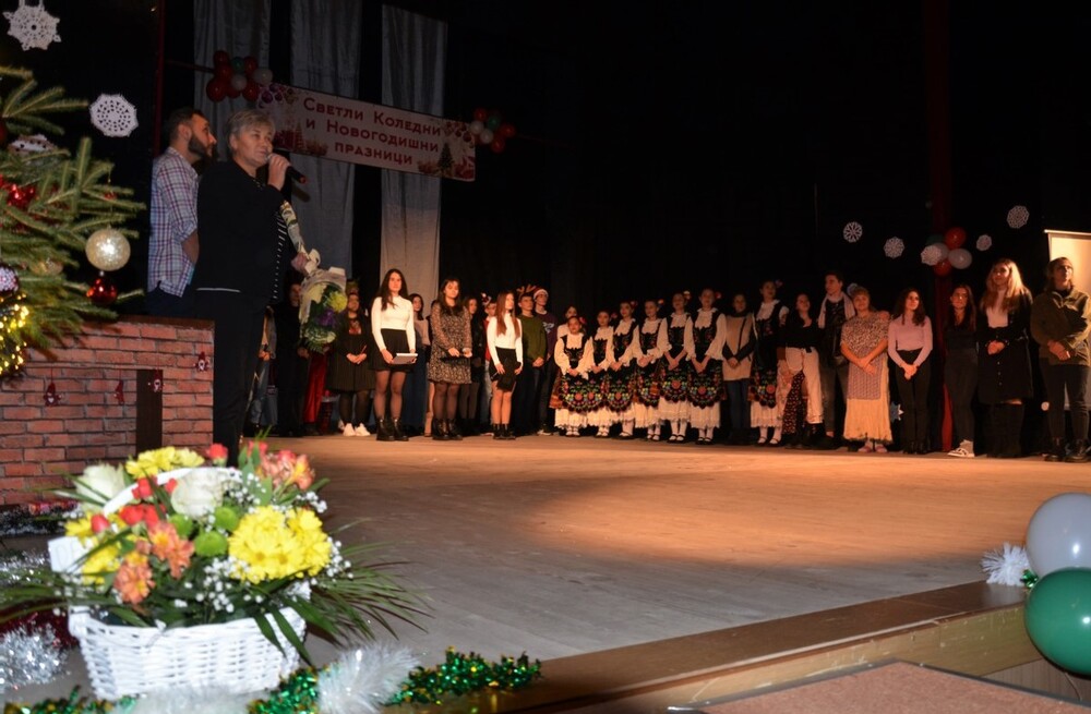 Община Видин: Гимназията с преподаване на чужди езици представи коледен спектакъл