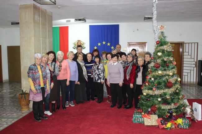 Областна администрация Разград: Областният управител пожела весели празници на пенсионерите