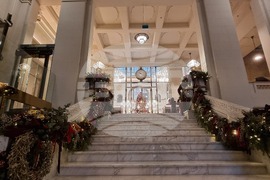 Румъния - Букурещ - бивша банка превърната в хотел