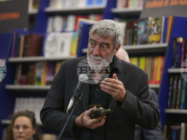 Писателят Костадин Костадинов ще представи творчеството си в Бургас