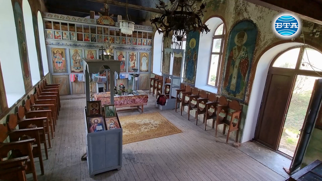 Църквата в трънското село Бусинци е сред малкото у нас, на чийто таван е изобразен звезден небосвод