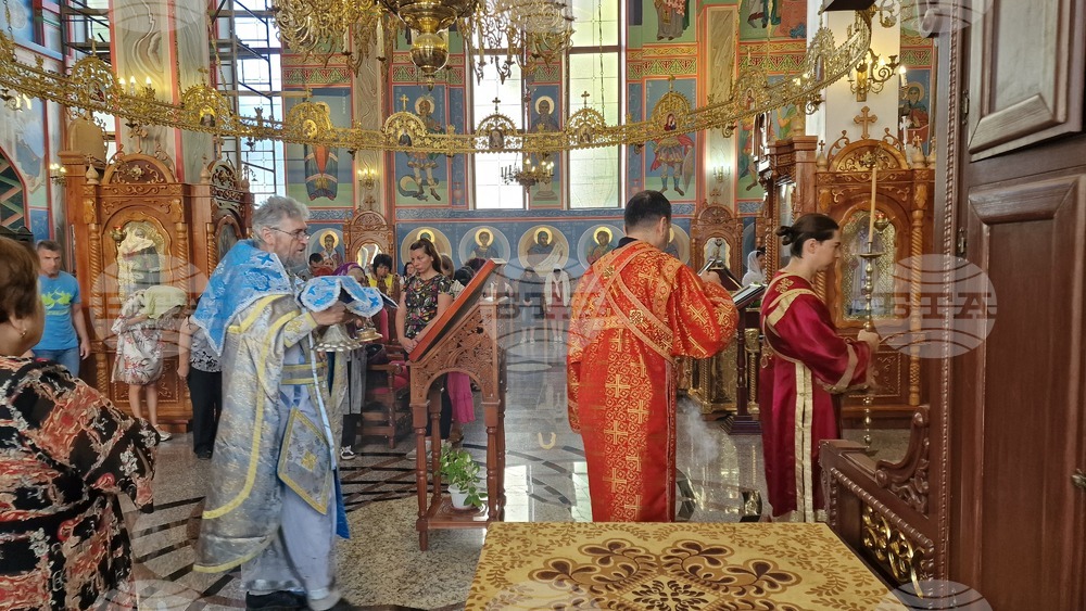 Отец Красимир отслужи литургия на Рождество на Пресвета Богородица в шуменския православен храм „Свети Три Светители“