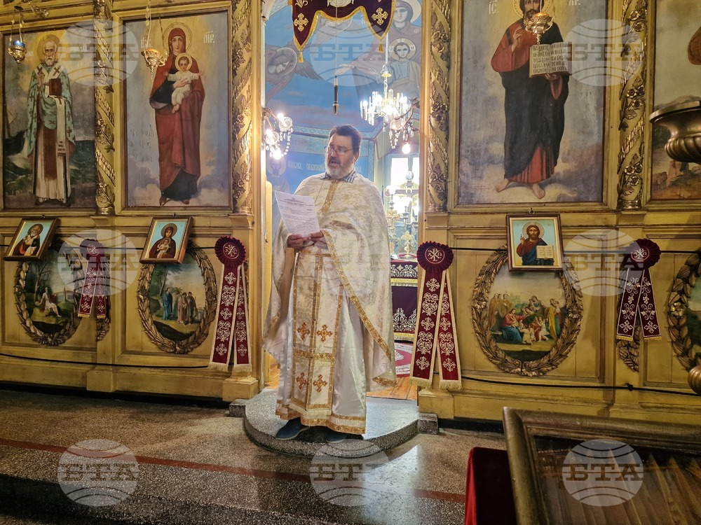 Послание за мир по целия свят отправи отец Дмитрий Терзи по време на службата за Рождество Богородично в Разград