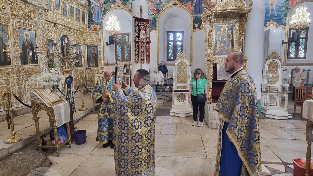 С молитвата към Дева Мария можем да получим много блага, каза в Хасково отец Константин на празнична литургия за Рождество Богородично