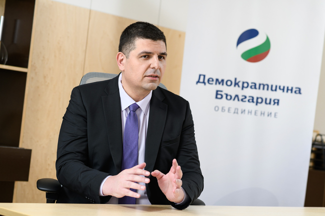 "Демократична България" и "Продължаваме Промяната" са подписали коалиционно споразумение и ще се явят заедно на изборите