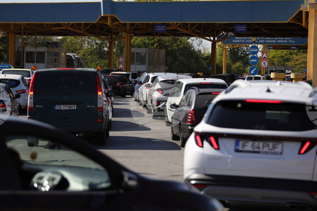 Интензивен е трафикът на някои от граничните пунктове с Румъния, Гърция и Турция за товарни автомобили