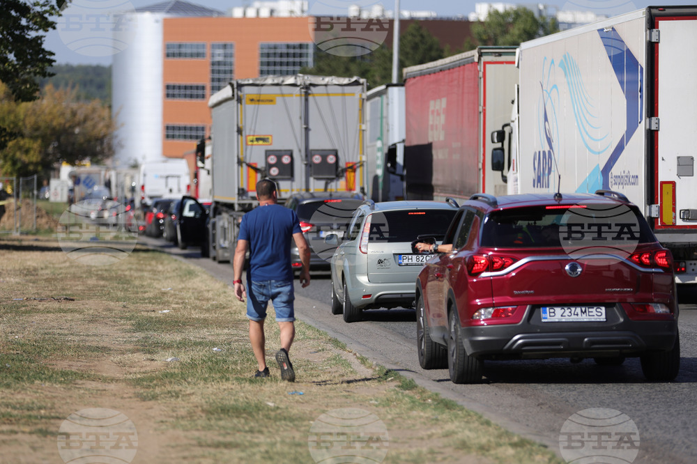 Over 14,000 Passenger Cars Pass Ruse-Giurgiu Bridge During Holiday Weekend