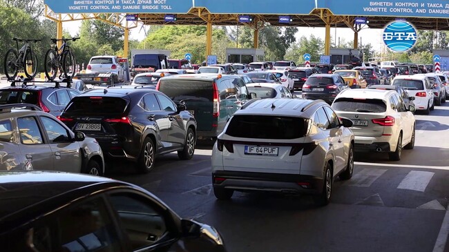 Километрични опашки от автомобили се образуваха в района на Дунав мост при Русе