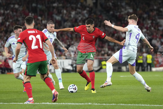 Ювентус се интересува от португалския защитник Антонио Силва от Бенфика