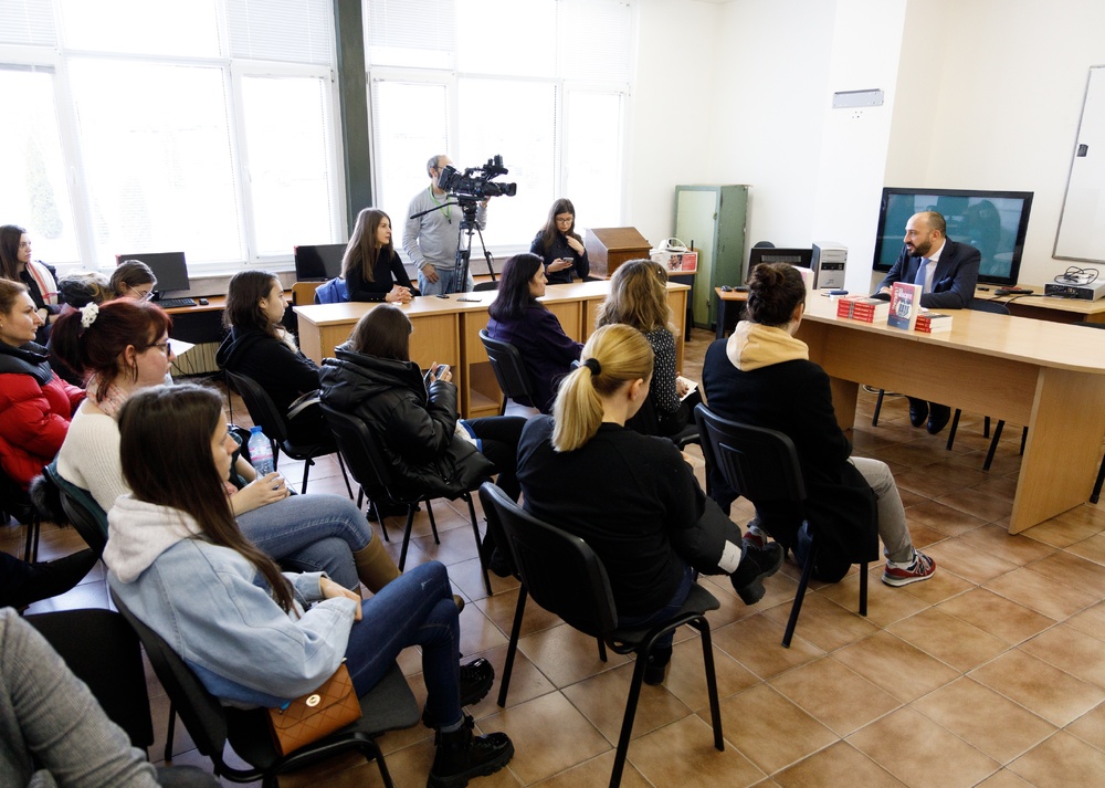 ЮЗУ „Неофит Рилски“: Д-р Николай Ценков представи в ЮЗУ „Неофит Рилски“ новата си книга „Триумфът на масите“