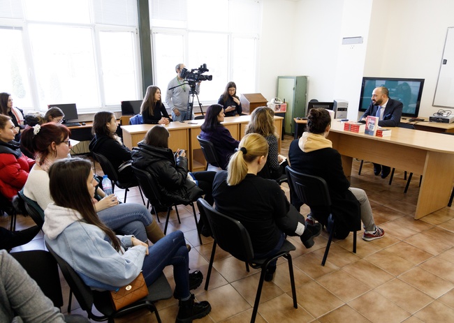ЮЗУ „Неофит Рилски“: Д-р Николай Ценков представи в ЮЗУ „Неофит Рилски“ новата си книга „Триумфът на масите“