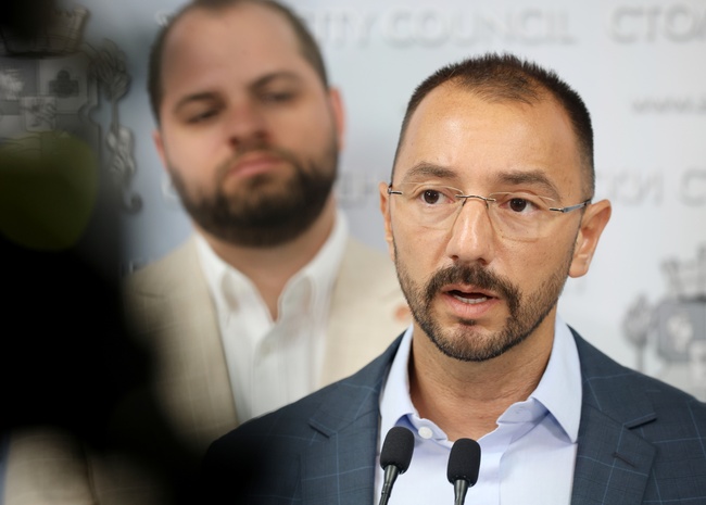 Пешеходните пътеки пред училищата не са подновени, това е поредната лъжа на кмета Терзиев, каза общинският съветник от ГЕРБ Антон Хекимян