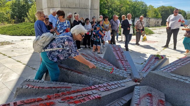 С поднасяне на цветя пред Пантеона на безсмъртието в Разград отбелязаха 80-ата годишнина от социалистическата революция в България