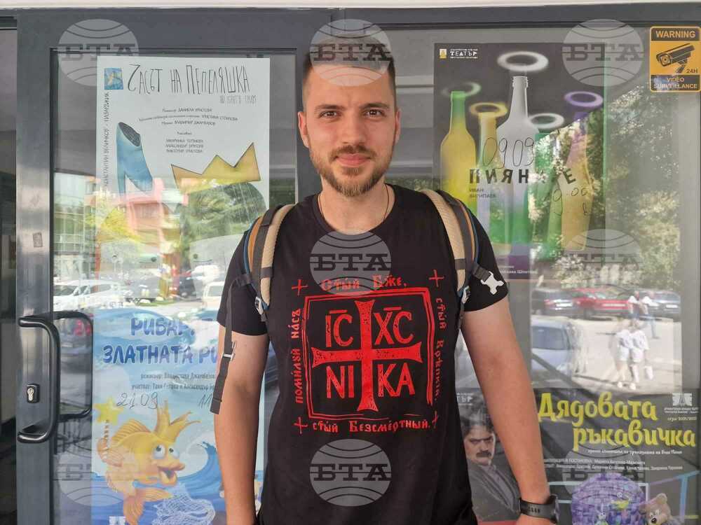 Представлението "Пияните" показва състоянието на света в момента, каза актьорът Алекс Иванов